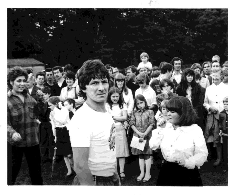 67, Showbiz game at Eden Park Avenue, Linda Bellingham left and Crankies star in the foreground, 1985.jpg